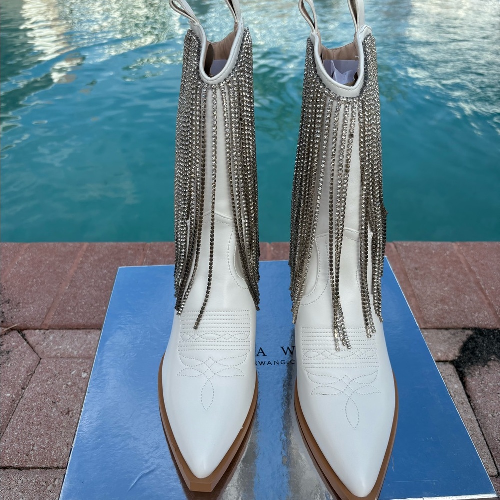 Elegant White Ankle Boots with Fringe